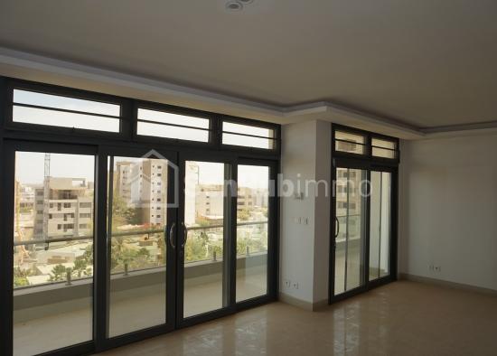 Location Appartement récent au Point E